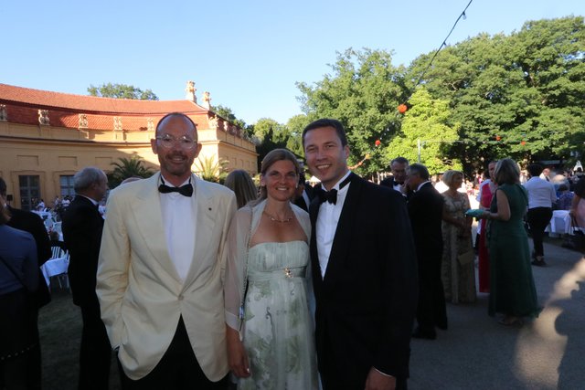 Fürths Landrat Matthias Dießl (r.) mit Ehefrau Nicol und Prof. Dr. Klaus Wübbenhorst, Metropolregion.