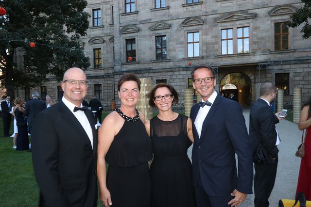 Schultheiß Vorstand Gunter Krämer (l.) und Ehefrau Birgit (2.v.l.) mit Stefan Stadter, Sparkasse Forchheim, und Ehefrau Marion.