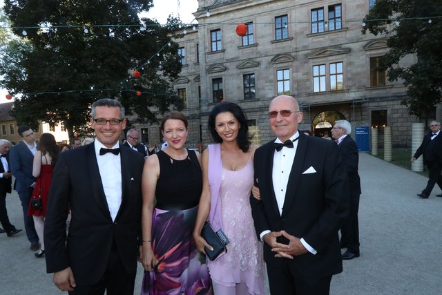 Nürnbergs Wirtschaftsreferent Dr. Michael Fraas (l.) mit Ehefrau Karin (2.v.l.) und Unternehmer Alexander Fackelmann mit Lebensgefährtin Seval.