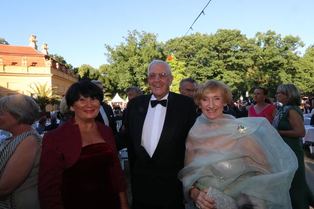 FAU Ehrensenator Prof. Hubert Weiler mit Ehefrau Inge (l.) und Brigitte Wübbenhorst.