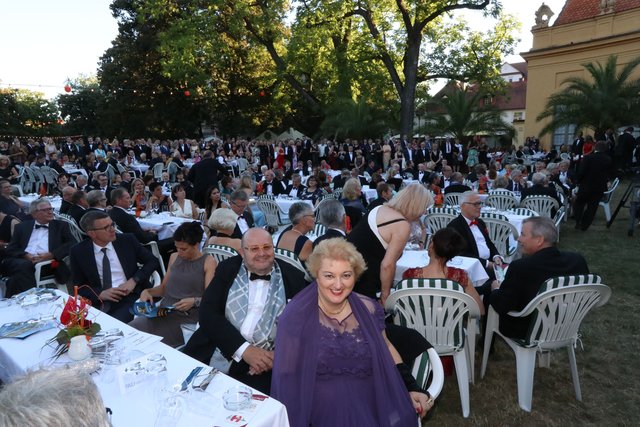 Mehr als 6000 Gäste, darunter auch die Landtagsabgeordnete Petra Guttenberger und ihr Lebensgefährte Thomas Blösel (vorne), konnte FAU Präsident Hornegger in diesem Jahr begrüßen.
