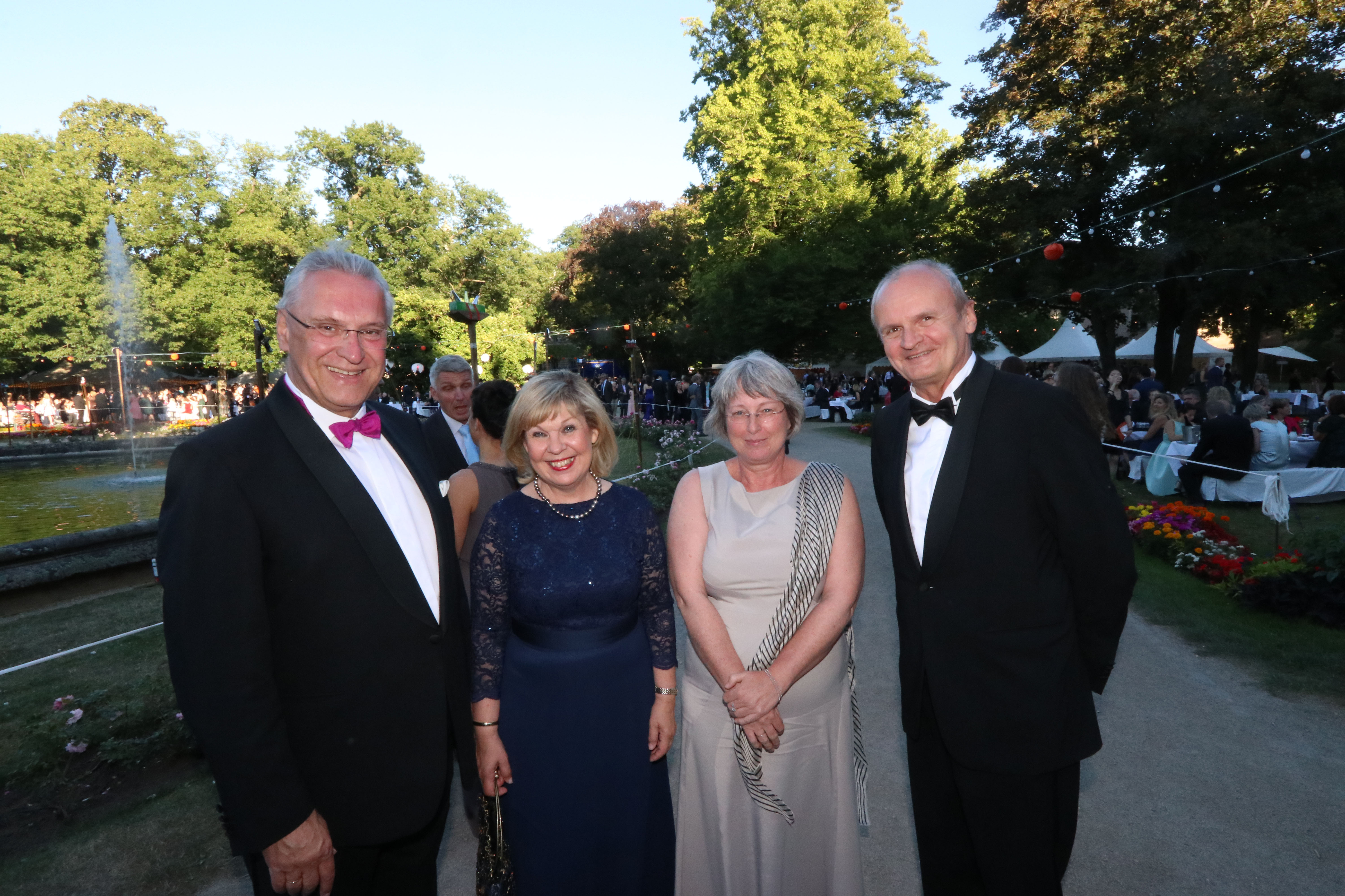 Innenminister Joachim Herrmann (l.) mit Ehefrau Gerswid (2.v.l.) und Heinz Brenner, Siemens, mit Ehefrau.