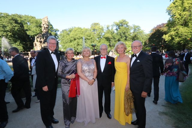 Matthias Everding (l.), Vorstandsvorsitzender  Sparkasse Nürnberg, mit Ehefrau Dorothee (2.v.l.), Uni-Kanzler Christian Zens (3.v.r.) mit Lebensgefährtin Birgit Pahl (3.v.l.) und Unternehmer Gerd Schmelzer mit Ehefrau Kulturreferentin Prof. Dr. Julia Lehner.