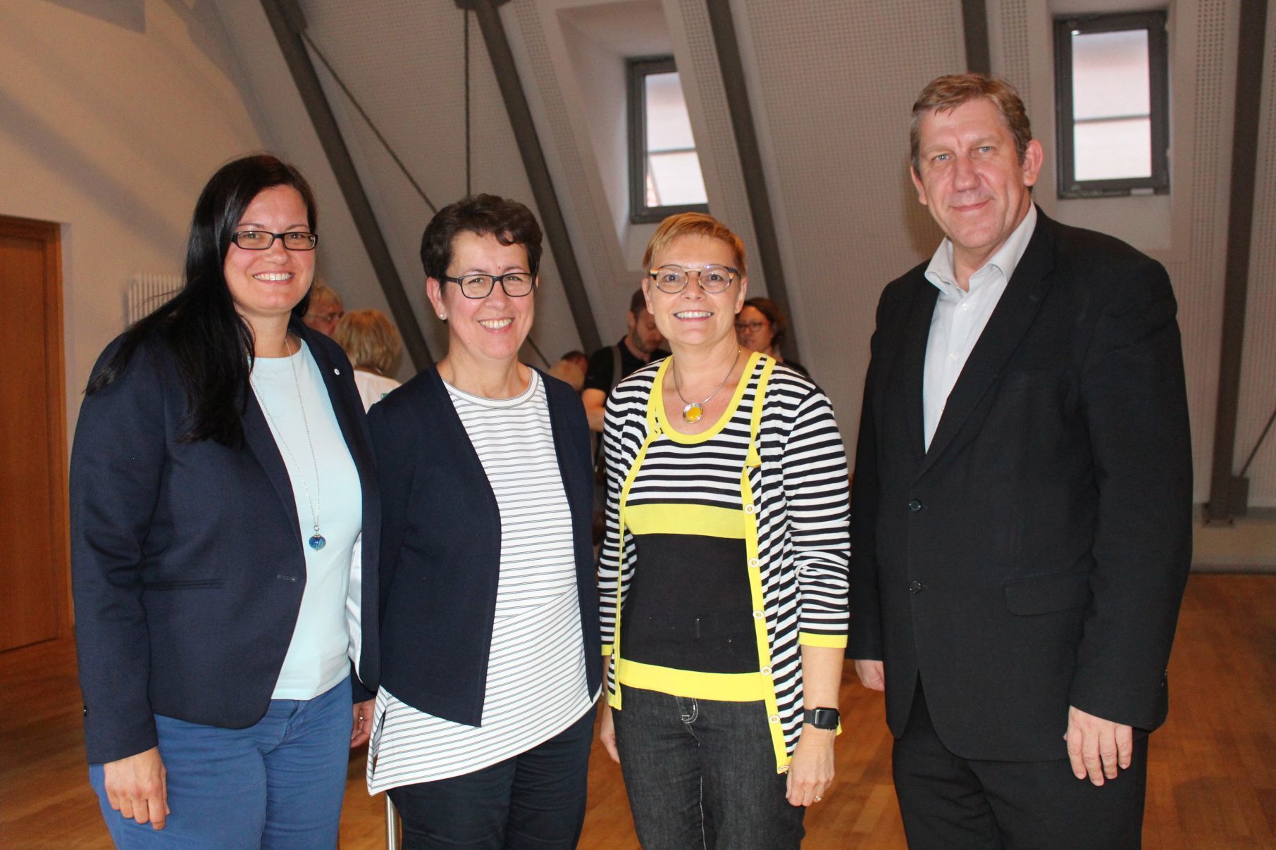 Auf dem Podium zur Pflegediskussion v.l.n.r.: Eva Wichtermann, AWO Forchheim, Elke Philipp, Seniorenzentrum Martin Luther, Diakonisches Werk Ba/Fo, Sabine Dittmar, gesundheitspolitische Sprecherin der SPD-Bundestagsfraktion, und MdB Andreas Schwarz.