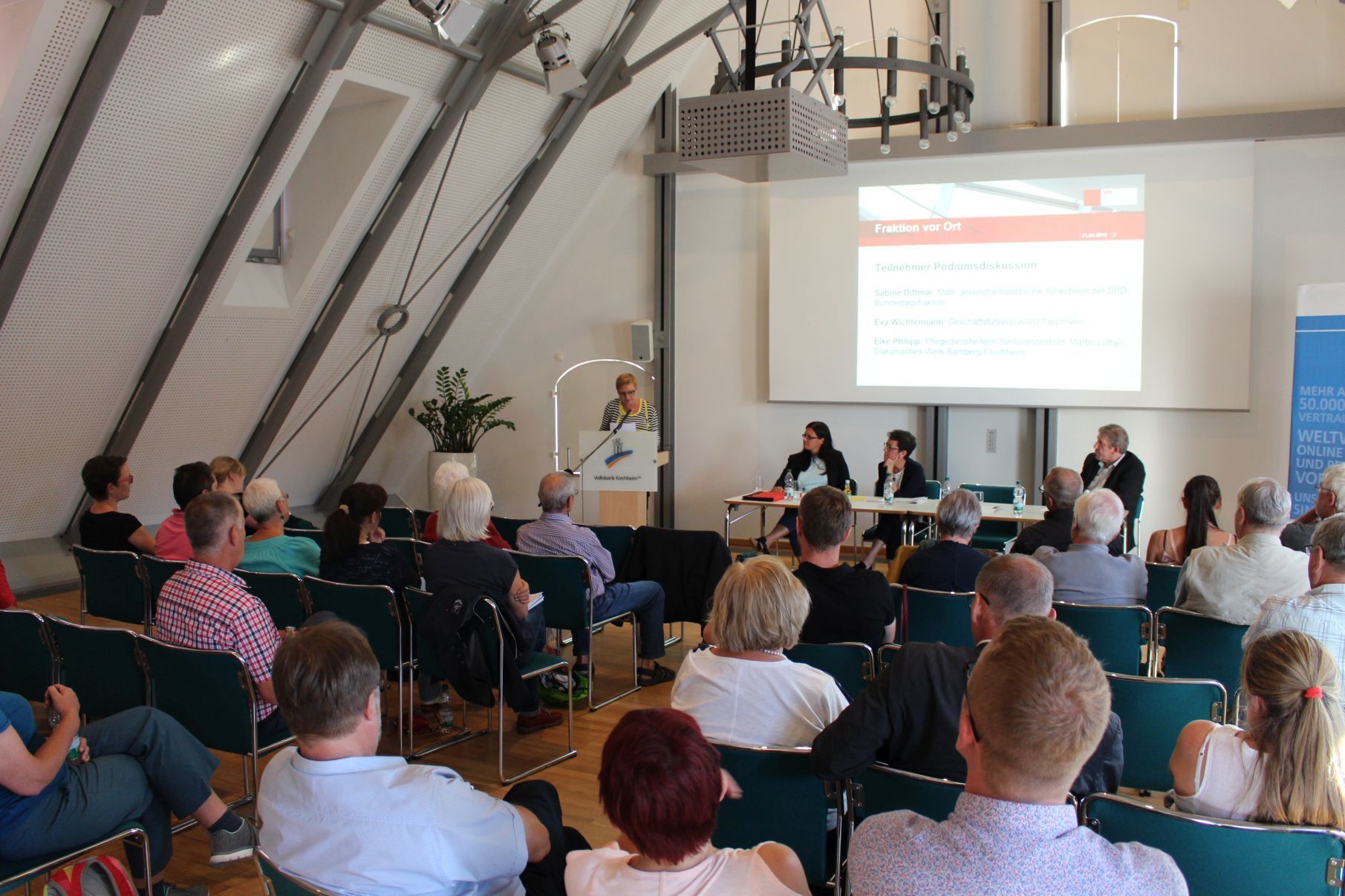 In Forchheim gab es viel zu diskutieren: Woran hakt es am meisten bei der Pflege? Wie kann man den Beruf attraktiver machen? Die beiden MdBs Sabine Dittmar und Andreas Schwarz tauschten sich mit Fachleuten und Betroffenen aus.