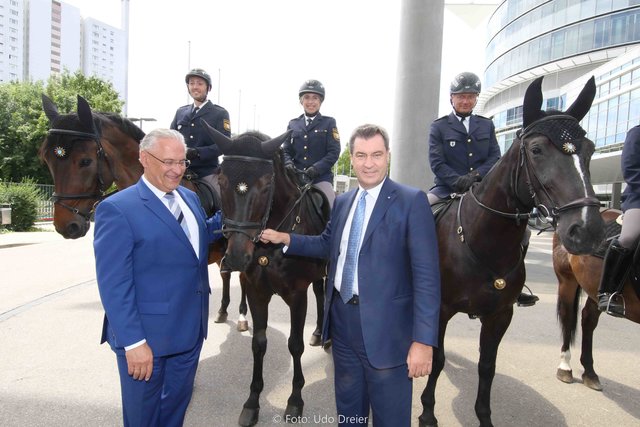 Bayerns Ministerpräsident Dr. Markus Söder (r.) und Bayerns Innenminister Joachim Herrmann mit der Reiterstaffel beim Tag der Polizei in Nürnberg. | Foto: Udo Dreier