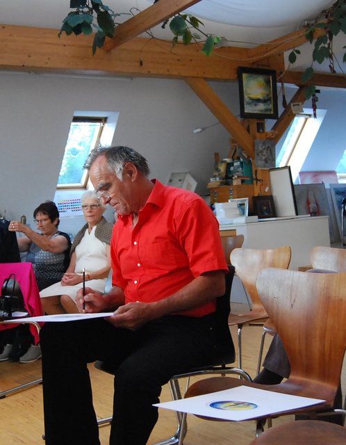 Reinhard Zimmermann signiert die Bilder