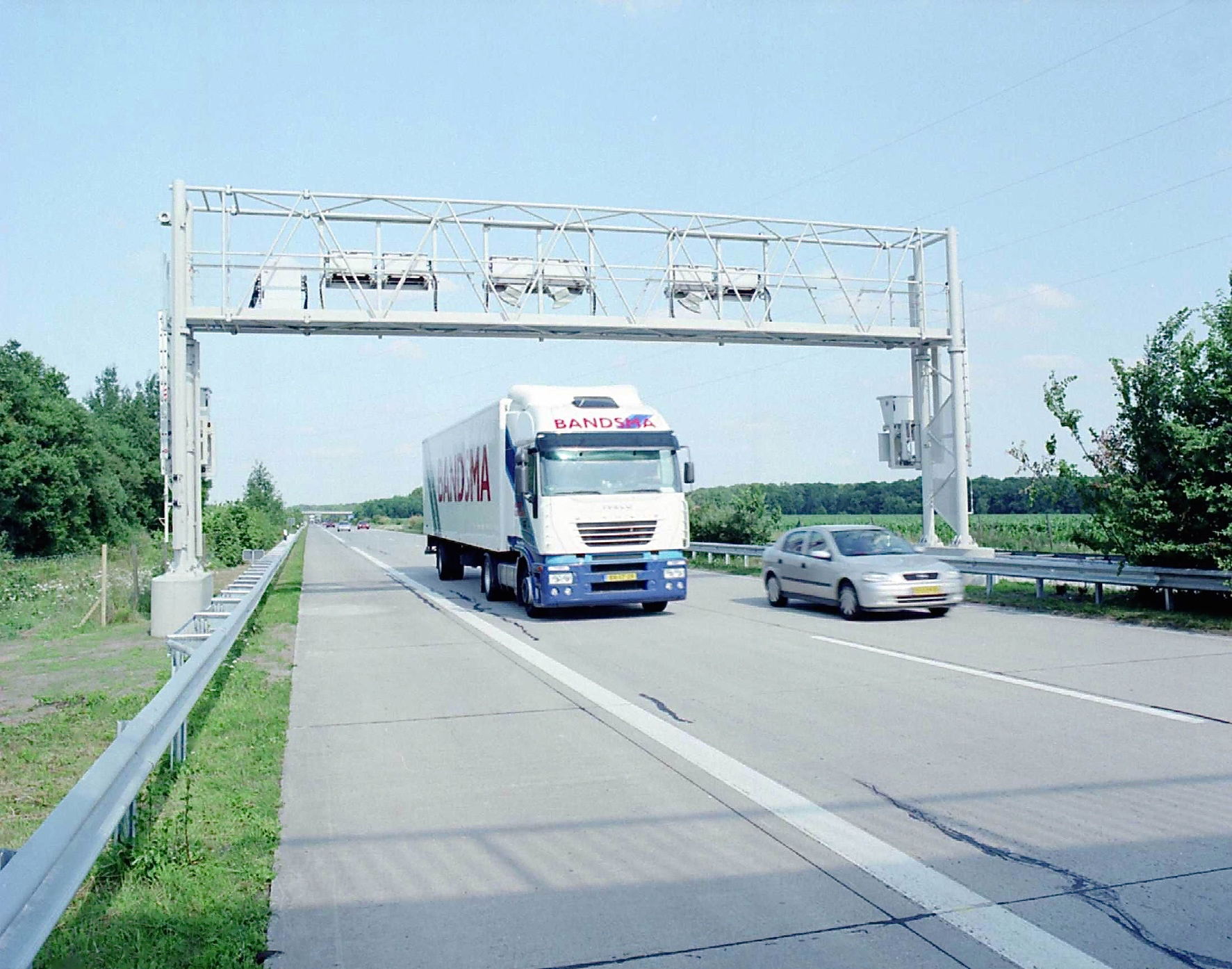 Kontrollbrücke zur Überwachung der Lkw-Maut. Foto: Auto-Medienportal.Net/ADAC