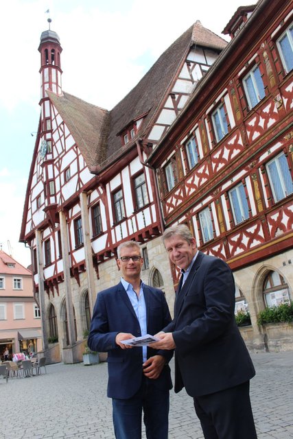 Andreas Schwarz (MdB) überreicht Oberbürgermeister Uwe Kirschstein den Förderbescheid.