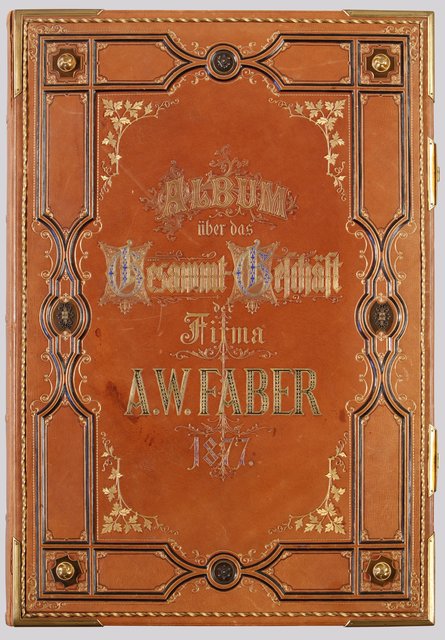 Das „Prokura-Album für Wilhelm Freiherr von Faber“ aus dem Jahre 1877 steht für den, seit der Gründung des Unternehmens bestehenden und praktizierten Ethos der Fürsorge und Verantwortlichkeit gegenüber den Mitarbeitern. | Foto: Faber-Castell AG