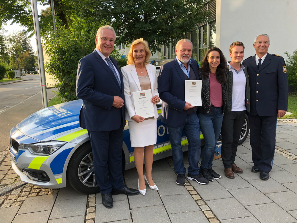 Bayerns Innenminister Joachim Herrmann (l.) verleiht zusammen mit dem Landespolizeipräsidenten Prof. Dr. Wilhelm Schmidbauer (r.) dem Schauspieler Jan-Gregor Kremp (MItte) aus der ZDF-Serie ,,Der Alte" die Ehrenkommissarswürde. Ebenfalls zur neuen Ehrenkommissarin ernannt wurd Prof. Susanne Porsche (2.v.l.).
