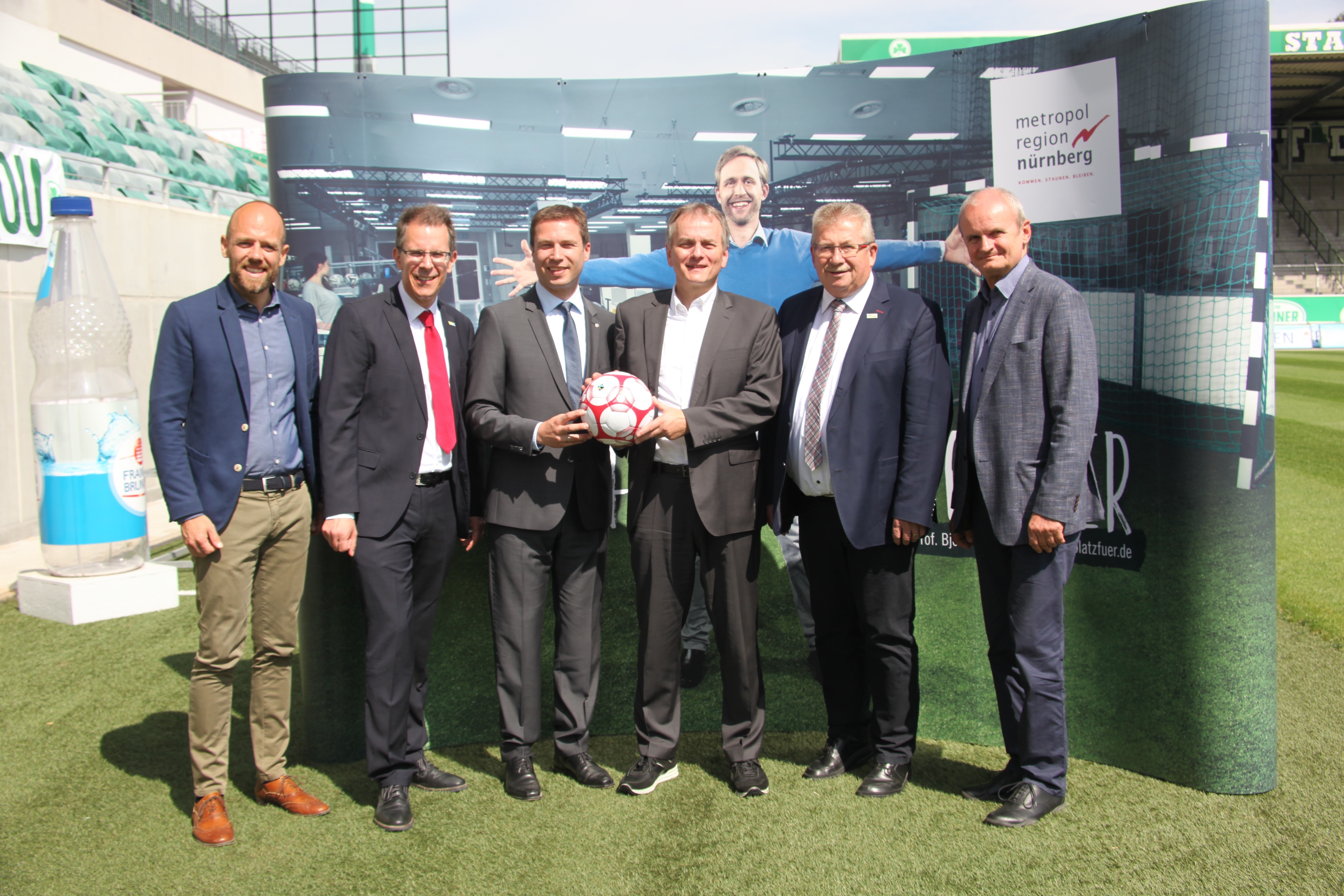 (V.l.n.r.): Holger Schwiewagner (SpVgg Greuther Fürth GmbH), Prof. Dr. Jürgen Zerth (Wilhelm Löhe Hochschule), Landrat Matthias Dießl für den Landkreis Fürth, Horst Müller (Wirtschafts- und Wissenschaftsreferent der Stadt Fürth und Geschäftsführer des Forums Wissenschaft), Landrat Gerhard Wägemann für den Landkreis Weißenburg-Gunzenhausen und politischer Sprecher des Forums Wissenschaft und Heinz Brenner (Leiter des Siemens-Regionalreferats Er. / Nbg. und Mitglied im Wirtschaftsvorsitz der Metropolregion)