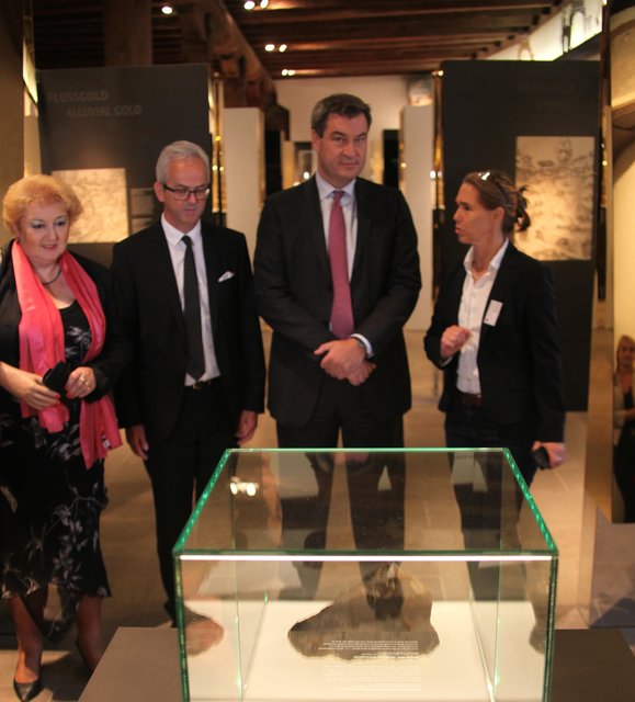 Oberkonservatorin Katharina Heinemann (re.) zeigt Ministerpräsident  Dr. Markus Söder (2.v.r.), Bernd Schreiber, Präsident der Bayerischen Schlösserverwaltung (2.v.l.) und Petra Guttenberger, MdL, das Exponat am Beginn der Ausstellung, einen Quarz mit einer goldführenden Schicht. | Foto: Arthur Kreklau