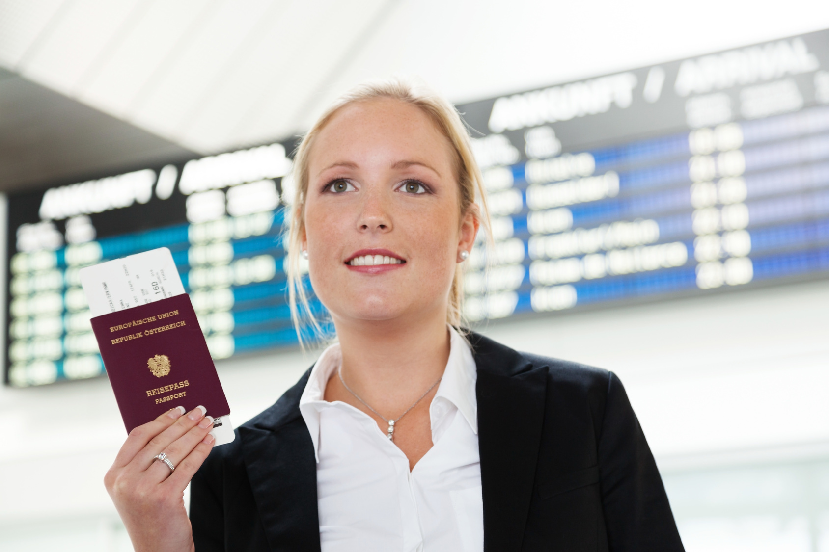 Es kostet Zeit, Geld, Nerven und womöglich den ganzen Urlaub! Reisepässe unbedingt rechtzeitig vor Ferienstart prüfen.
