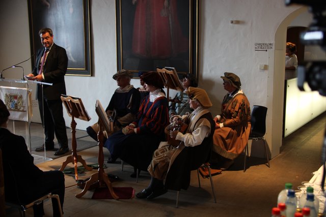 Die Schembart Gesellschaft untermalte die Eröffnung der Ausstellung, durch Ministerpräsident Dr. Markus Söder, mit mittelalterlichen Klängen. | Foto: Arthur Kreklau