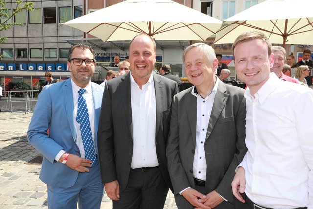 Bürgermeister Christian Vogel (2.v.li.), CSU-MdL Karl Freller (3.v.li.), Bezirksrat Peter Daniel Forster (re.) und Marco Kistner, Erster Bürgermeister von Veitsbronn. | Foto: Udo Dreier