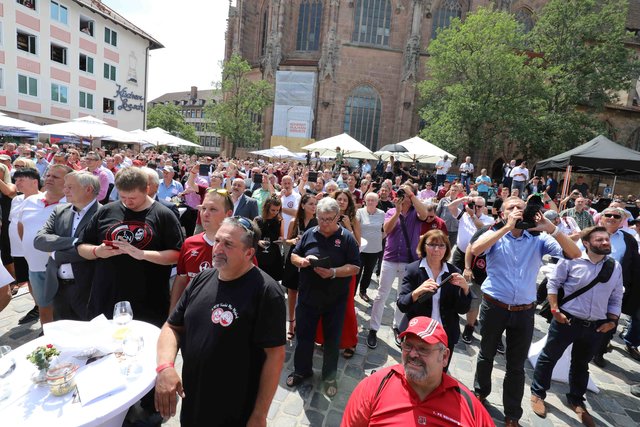 Staatsempfang für die Clubhelden. | Foto: Udo Dreier