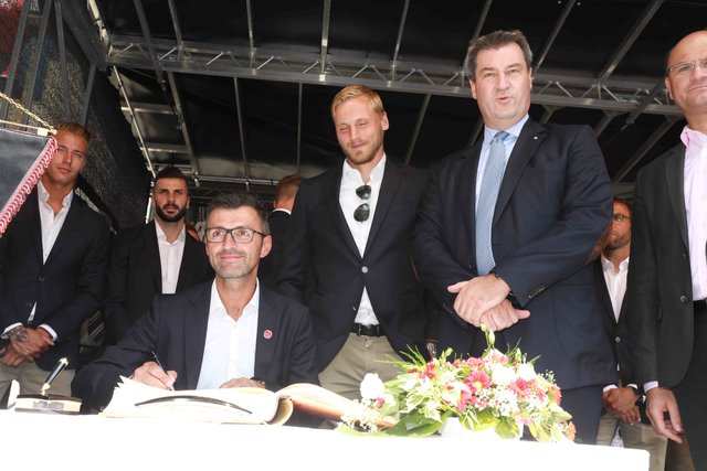 Staatsempfang für die Clubhelden. | Foto: Udo Dreier