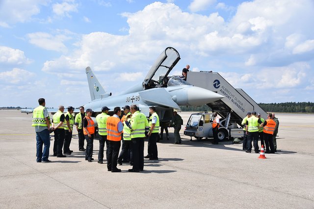 Schulungsobjekt Eurofighter: Die Flughafenfeuerwehr des Airport Nürnberg bekam eine Einweisung. | Foto: Airport Nürnberg