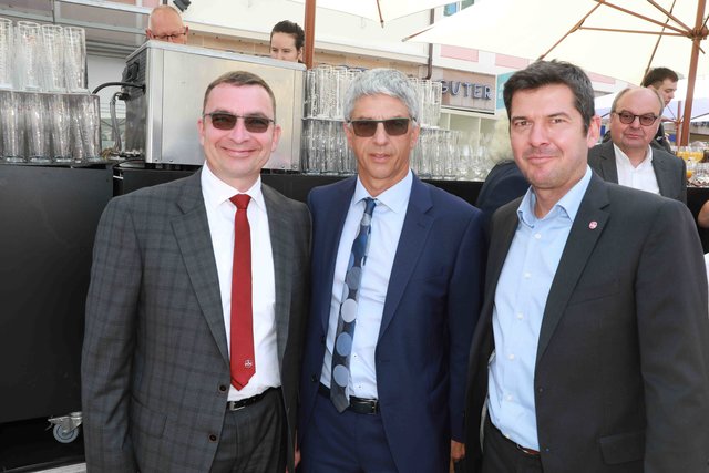 Dr. Armin Zitzmann (Mitte), Vorstandsvorsitzender des Hauptsponsors NÜRNBERGER Versicherung, mit Peter Meier (Vorstand NÜRNBERGER Allgemeine Versicherungs-AG, li.) und FCN-Marketing-Chef Marcus Rößler. | Foto: Udo Dreier