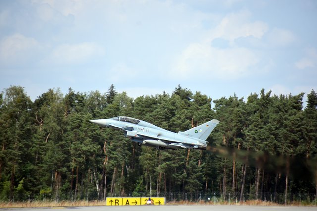 Feuerwehr übte am Eurofighter. | Foto: Airport Nürnberg
