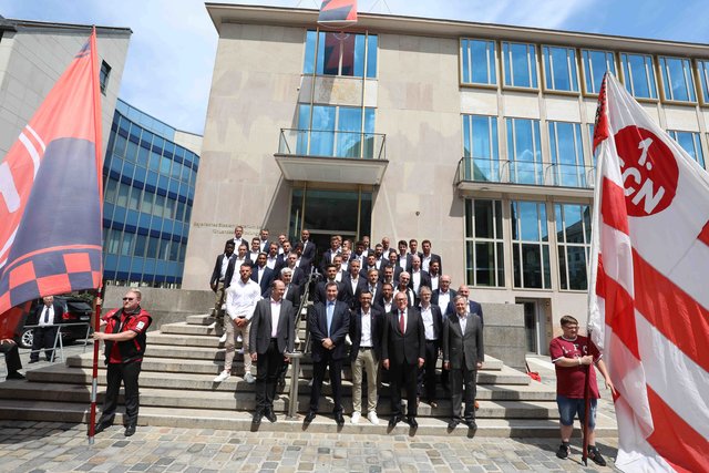 Alle auf einem Foto: Die Aufstiegsmannschaft zusammen mit Ministerpräsident Dr. Markus Söder (Mitte), Finanzminister Albert Für-acker (links daneben) und Trainer Michael Köllner (rechts daneben). | Foto: Udo Dreier