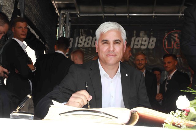 FCN-Sportvorstand Andreas Bornemann trägt sich ins Goldene Buch des Freistaats Bayern ein. | Foto: Udo Dreier