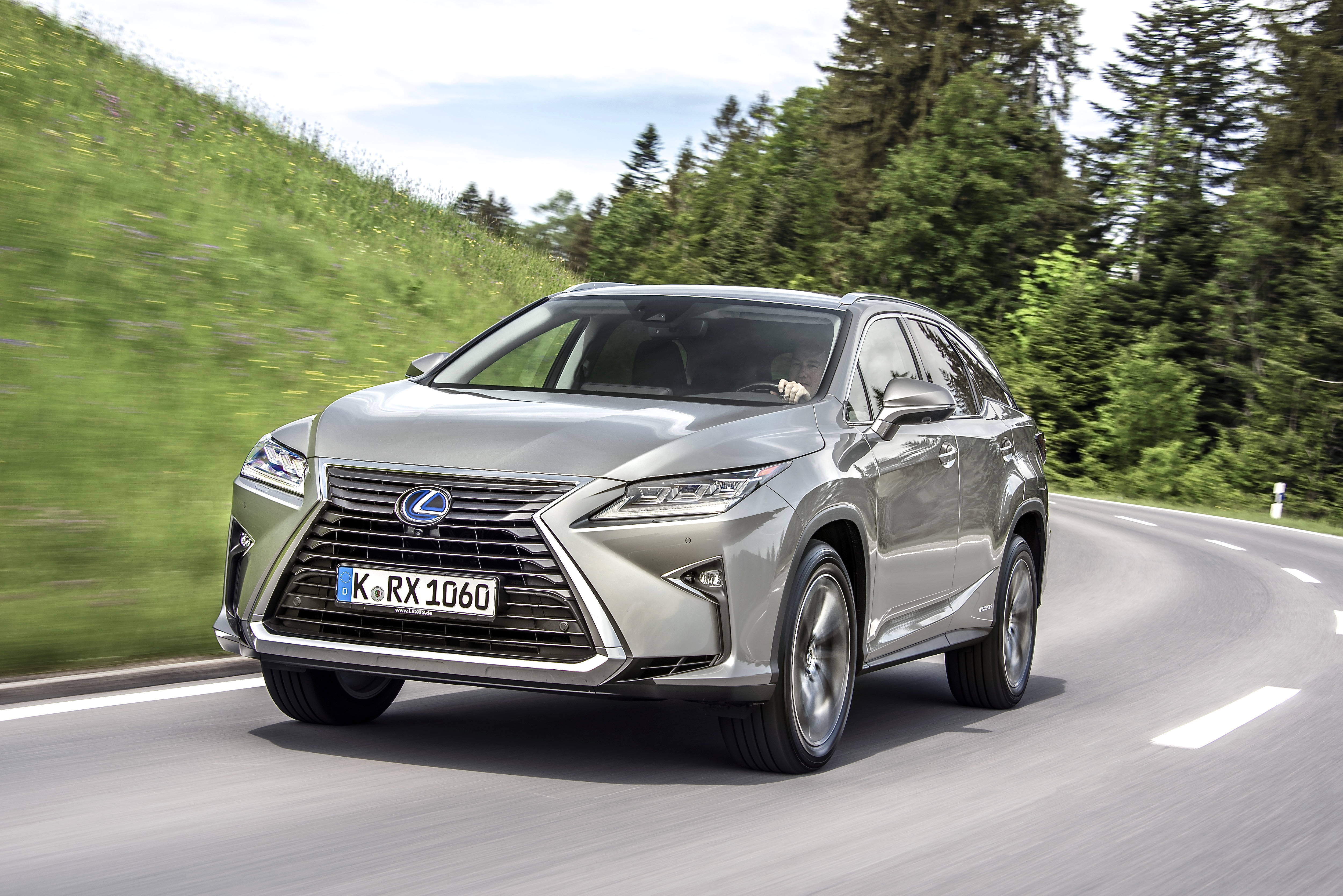 Komfort und Qualität sind gewiss die tragenden Argumente, die einen Käufer des Lexus-SUV-Hybrids überzeugen können. Die Verarbeitung ist nahezu perfekt, die Materialwahl überzeugend und das Ausstattungsvolumen beeindruckend. Verkehrszeichenerkennung etwa, Fernlicht-Assistent, Spurhaltewächter und Pre-Crash-Safety gehören bei allen Ausstattungsversionen dazu. Leichtmetallräder gibt es sowieso, den Fahrmodusregler und das Audiosystem auch. Foto: Auto-Medienportal.Net / Lexus