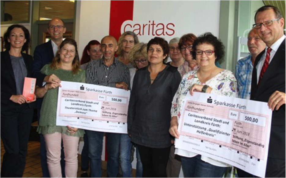 Im Bild, v.l.n.r.: Petra Detampel, Expertin für Stiftungen und Vermögensnachfolgeplanung Sparkasse Fürth , Michael Bischoff, geschäftsführender Vorstand des Caritasverband für die Stadt und den Landkreis Fürth e.V., Angelika Bleicher, Fachstelle für pflegende Angehörige des Caritasverband für die Stadt und den Landkreis Fürth e.V., Teilnehmer der aktuellen Qualifizierungsmaßnahme, Petra Löhner, Alzheimer Ges. Mfr. e.V. (zweite von rechts), und Stefan Hertel, Vertriebsleiter Private Banking Sparkasse Fürth.