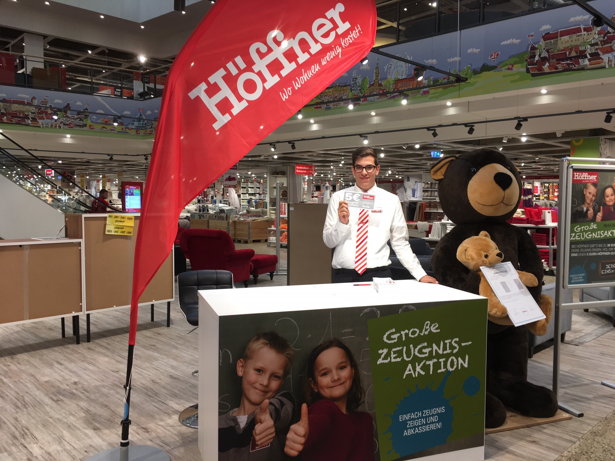 Am 27. und 28. Juli stehen Einserschüler im Mittelpunkt bei Möbel Höffners großer Zeugnis-Aktion in Fürth.