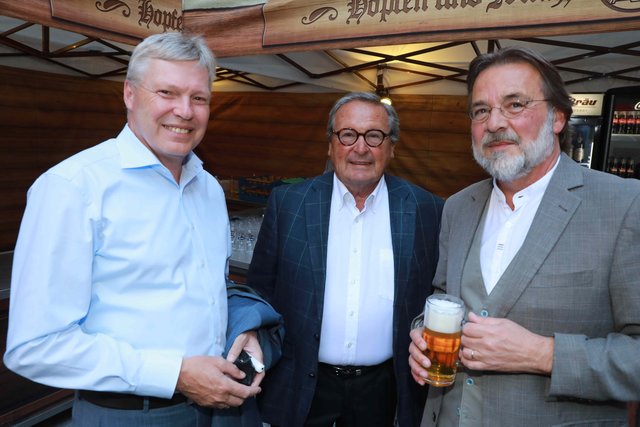MarktSpiegel-Geschäftsführer Harald Greiner, Caterer Jürgen Lehrieder und Heinz Heim (Bereichsleiter Programm bei der BLM, v.li.). | Foto: © Udo Dreier