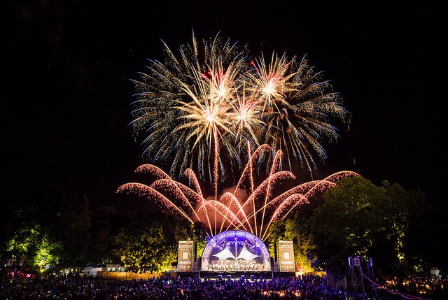 Abschlussfeuerwerk der Klassik im Park-Konzert. | Foto: Uwe Niklas