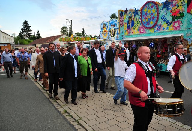Beim Kirchweihzug gehen auch viele Politikerinnen und Poltiker aus der Region mit.