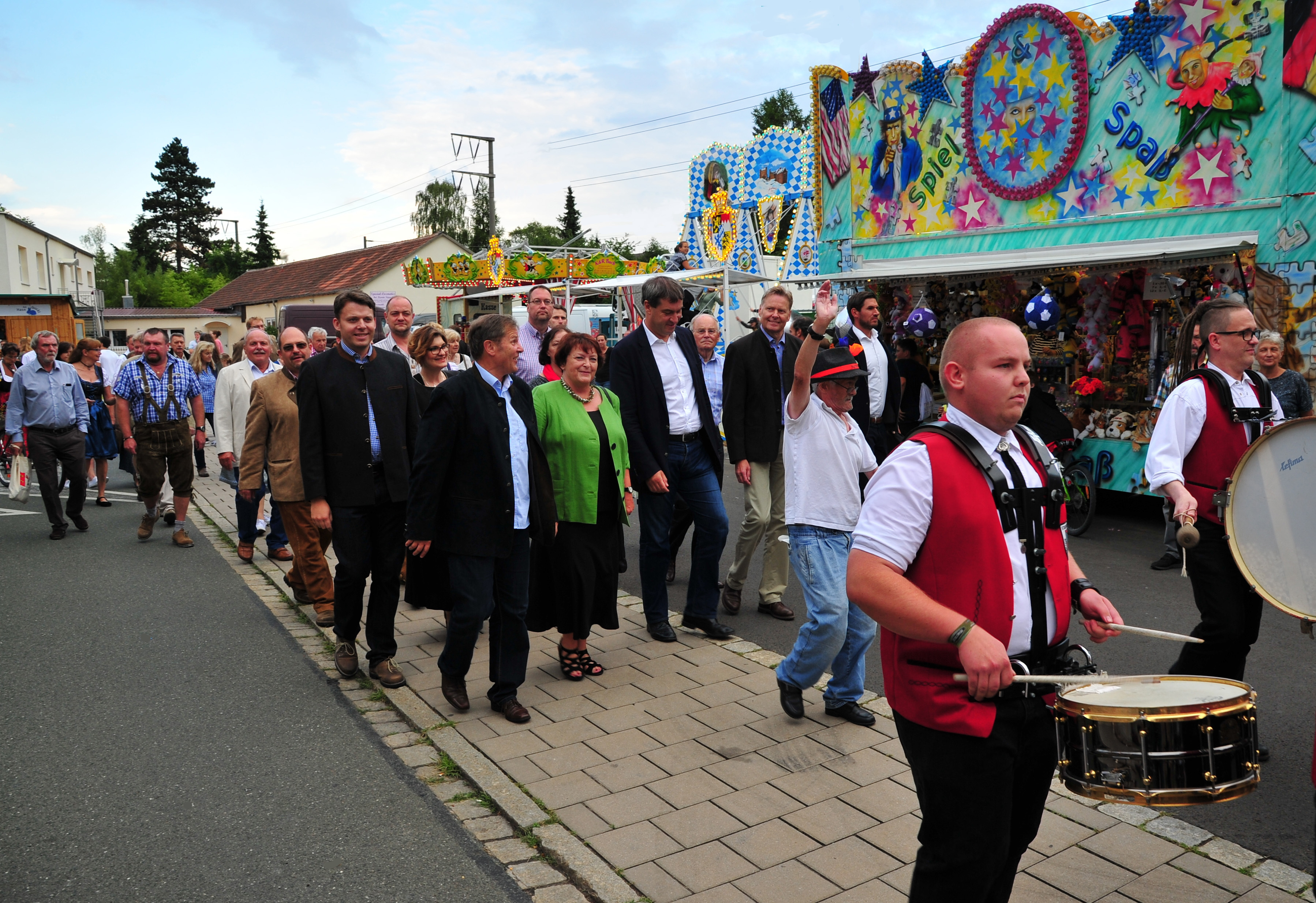 Beim Kirchweihzug gehen auch viele Politikerinnen und Poltiker aus der Region mit.
