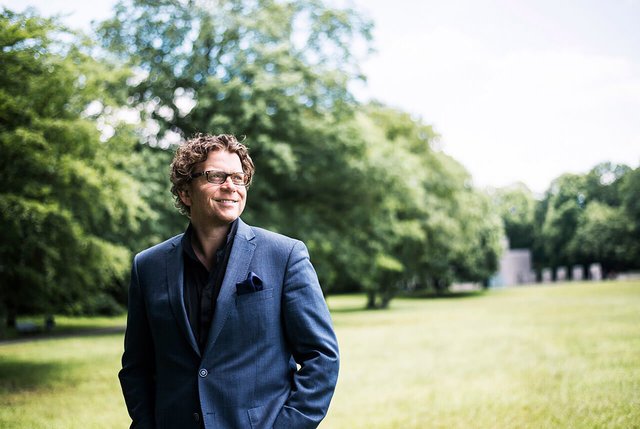 Marcus Bosch dirigiert nach sieben Jahren als Generalmusikdirektor der Staatsphilharmonie Nürnberg seine finale Konzertnacht. | Foto: Christopher Civitillo