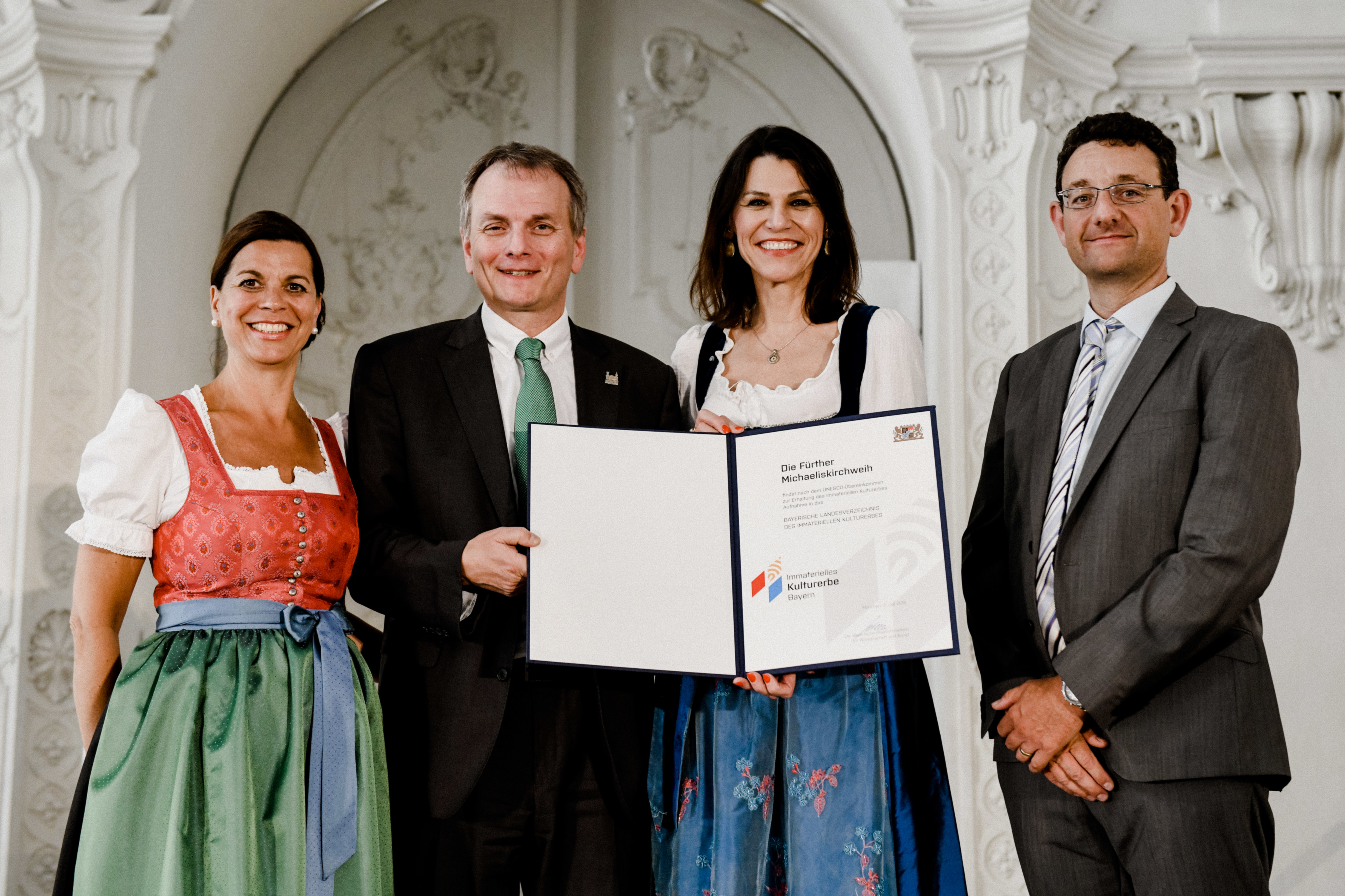 Kunstministerin Prof. Dr. med. Kiechle (2.v.r.) händigt Horst Müller (2.v.l.), Wirtschafts- und Wissenschaftsreferent der Stadt Fürth, und Dr. Martin Schramm, Leiter der städtischen Museen und Stadtarchivar, die Urkunde aus. Traudi Siferlinger moderierte den Festakt auf Schloß Schleißheim.