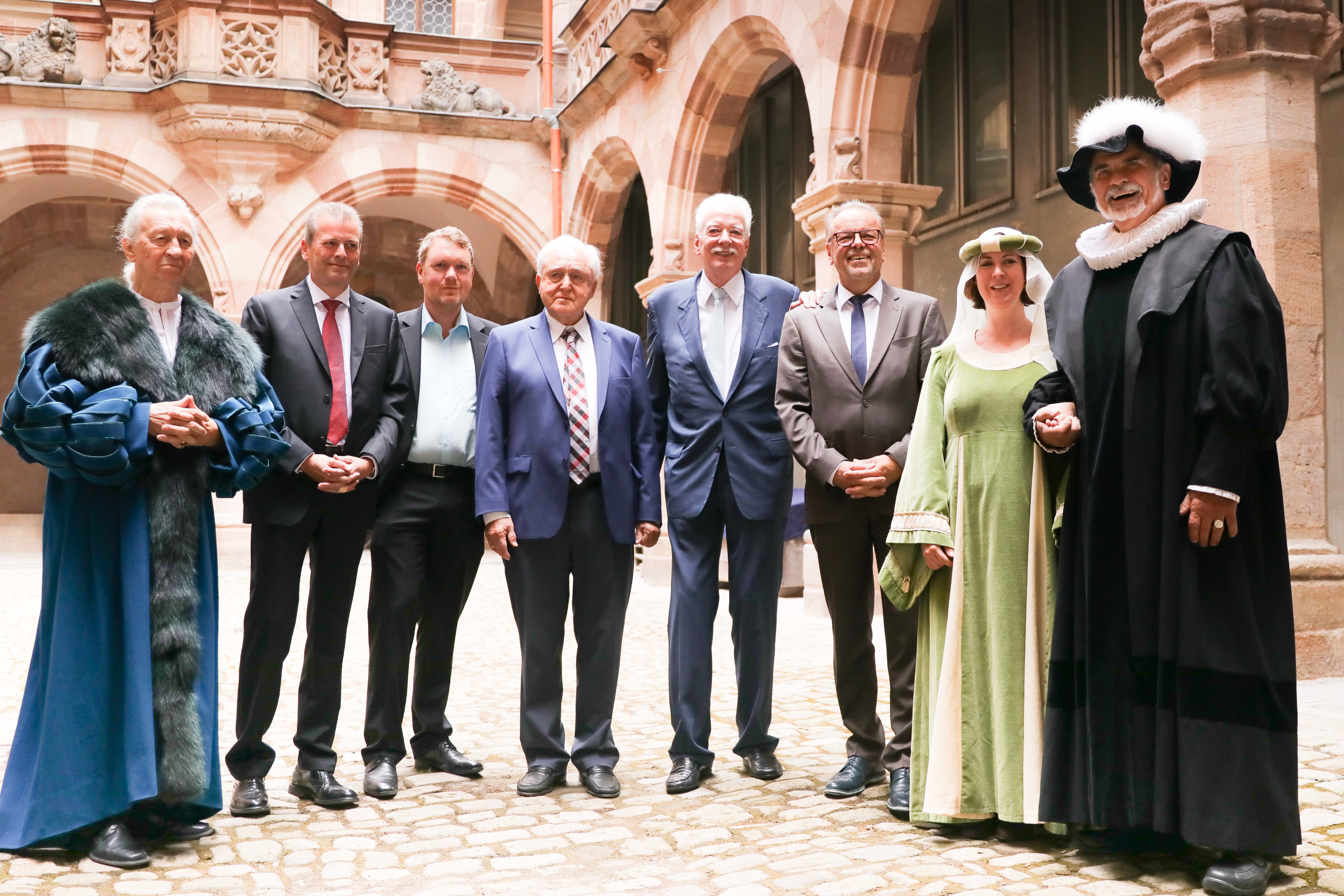 Festakt im Pellerhof (v.l.): Hannes Gebauer als Bartholomäus Viatis, Oberbürgermeister Dr. Ulrich Maly, Initiator des Pellerhof-Wiederaufbaus Harald Pollmann, Bundesbauminister a.D. Dr. Oscar Schneider, ein großzügiger Unterstützer des Projektes Pellerhof, Unternehmer Werner Diehl, der Vorsitzende der Altstadtfreunde Karl-Heinz Enderle, Christine Stubenvoll von den Altstadtfreunden als Anna Peller sowie Gunter Hackel als Martin Peller.