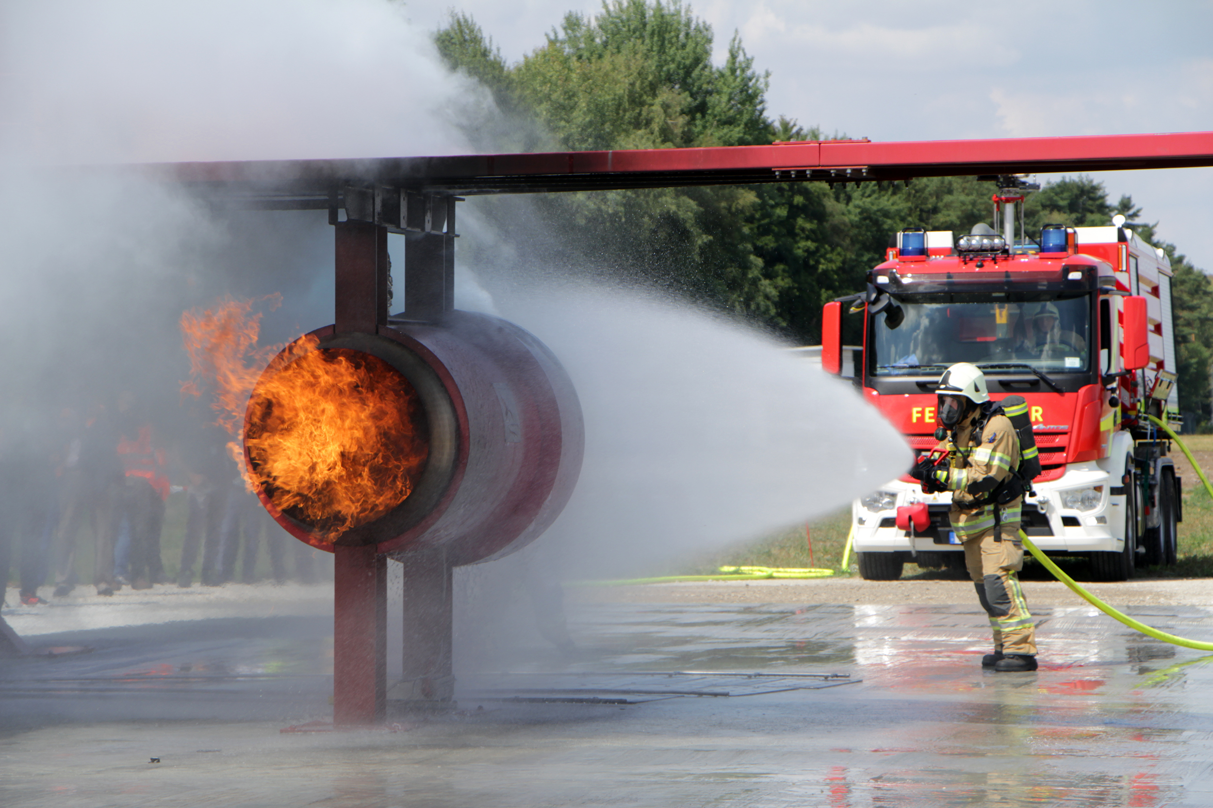 Die Flughafenfeuerwehr übt an modernster Brandsimulationsanlage Deutschlands.
