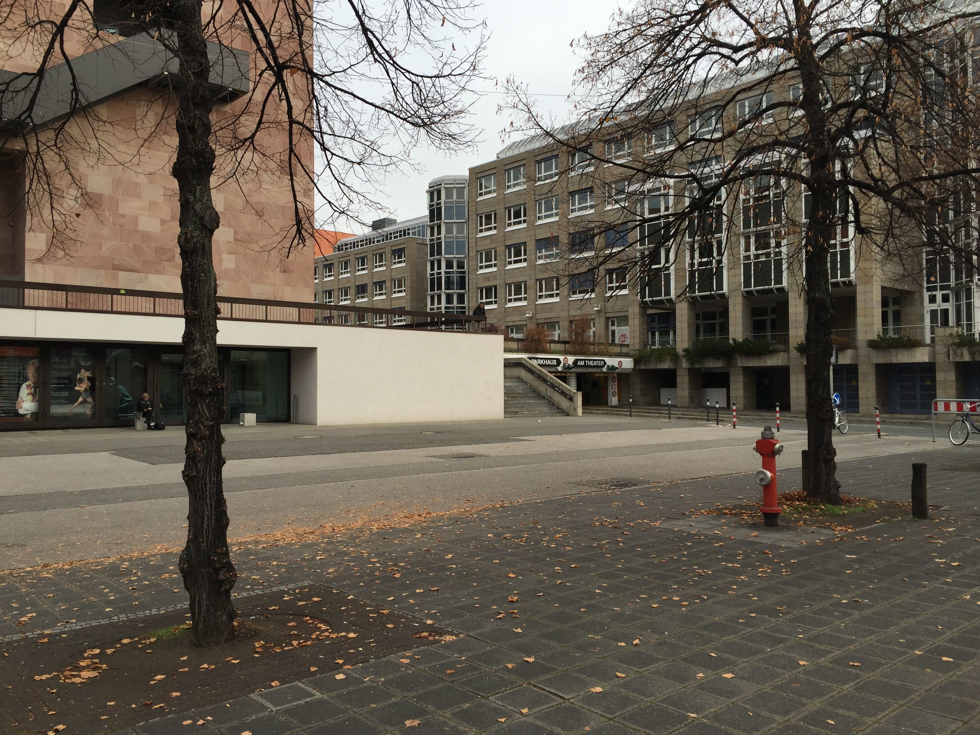 Der Karl-Pschigode-PLatz vor der Sanierung im April 2018.