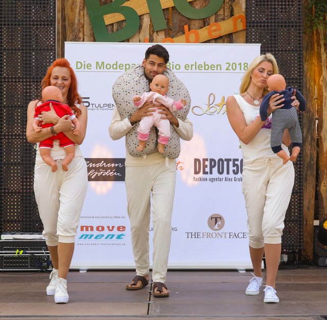 Modenschau für Babykleidung bei Bio erleben auf dem Hauptmarkt. | Foto: Nicole Fuchsbauer