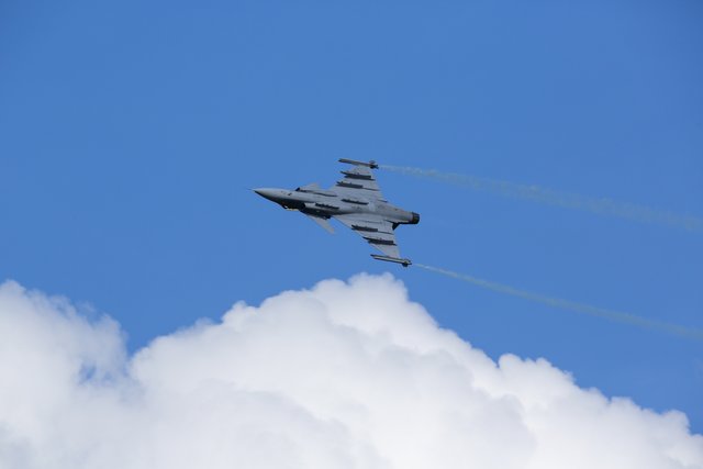 Wenn Überschallflugzeuge die Schallmauer durchbrechen, entsteht der charakteristische Doppel-Knall (Symbolbild).