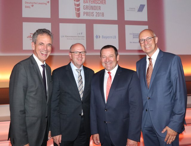 Dr. Ulrich Netzer (l.), Präsident des Sparkassenverbands Bayern, und Erlangens Wirtschaftsreferent Konrad Beugel (r.) mit Johannes von Hebel (2.v.l.), Vorstandsvorsitzender  Stadt- und Kreissparkasse Erlangen Höchstadt Herzogenaurach, und dem Gründerpreisträger, Prof. Dr. Bernd Hindel, Vorstandsvorsitzender der Method Park Gruppe. | Foto: © John R. Braun