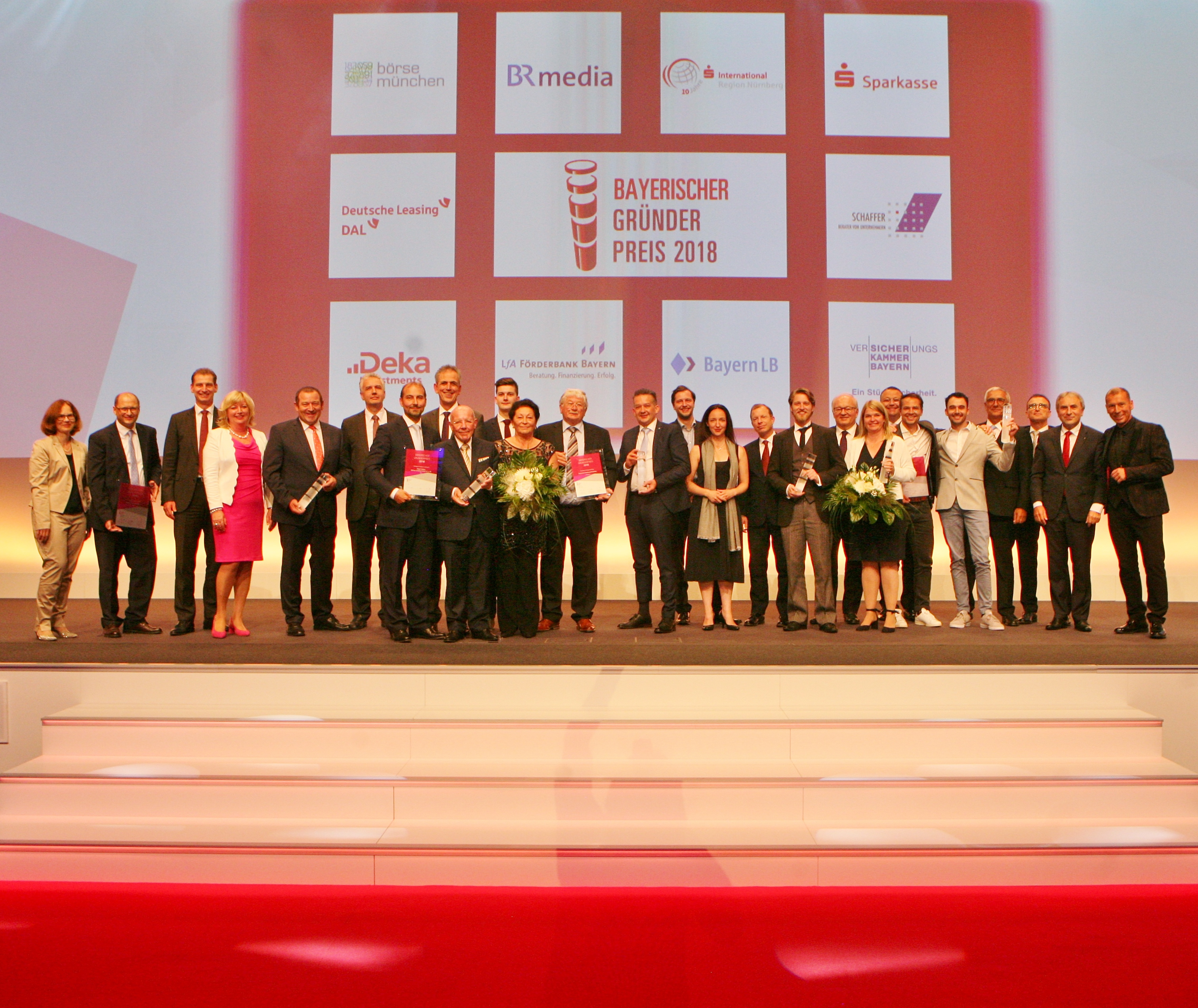 Gruppenbild mit den Veranstaltern und den ausgezeichneten Unternehmern.