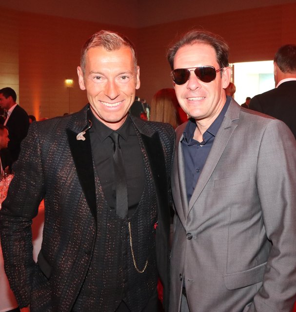 Durch den Festabend führte der bekannte TV-Moderator Markus Othmer (l.), hier mit Premium Event-Caterer René Lehrieder, der die rund 400 Gäste kulinarisch verwöhnte. | Foto: © John R. Braun