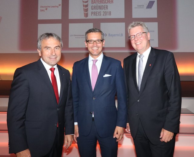 Roland Schmautz (l.), Vizepräsident des Sparkassenverbands Bayern, und Dr. Matthias Everding (r.), Vorstandsvorsitzender Sparkasse Nürnberg, mit dem Nürnberger Wirtschaftsreferenten Dr. Michael Fraas. | Foto: © John R. Braun