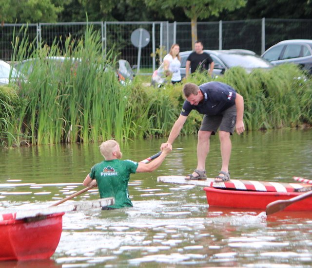 So soll Sport sein: Beim Fischerstechen stehen Spaß und Fairness im Vordergrund. | Foto: © Christian Albrecht