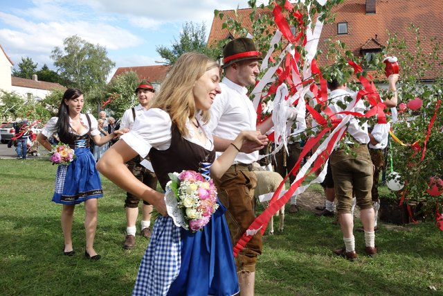 Die Zeremonie ist sowohl ein Paar- als auch ein Rundtanz. | Foto: © ZBV