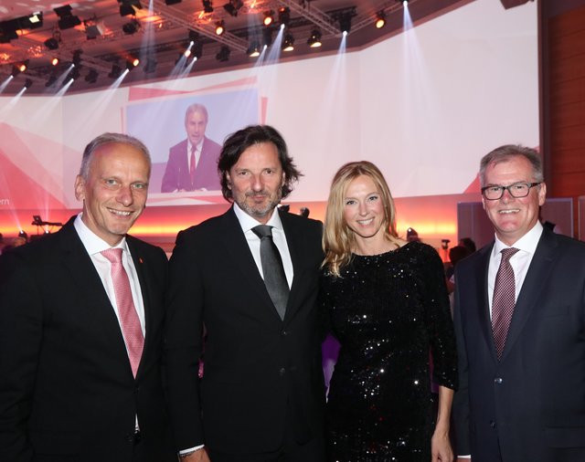 Dr. Jonathan Daniel (l.), Vorstand Sparkasse Nürnberg, und Roland 
Burgis (r.), stv. Vorstandsvorsitzender Sparkasse Nürnberg, mit Dr. Nicolas Bisssantz, Geschäftsführender Gesellschafter Bissantz & Company, und Ehefrau Severitt. | Foto: © John R. Braun