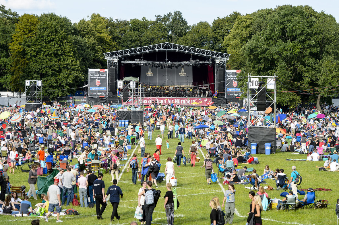 Das Klassik-Open-Air im Lutipoldhain zieht jedes Jahr rund 65.000 Besucher an. Deshalb entwickelte die Stadt ein spezielles Verkehrskonzept.