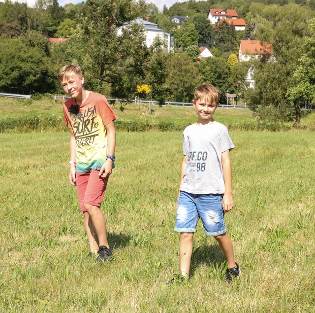 Tim und David halten nach dem Weltall-Gestein Ausschau. | Foto: Nicole Fuchsbauer